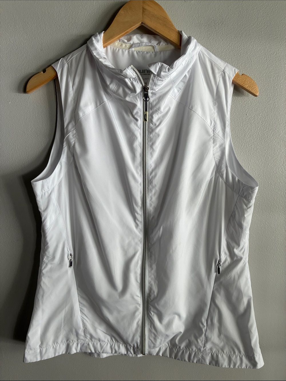 Sunice Womenโs M White Full Zip Golf Wind Vest Lightweight Performance
